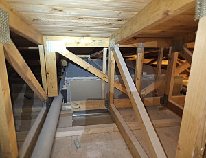 Zateplení stropu novostavby kancelářské budovy pomocí foukané izolace